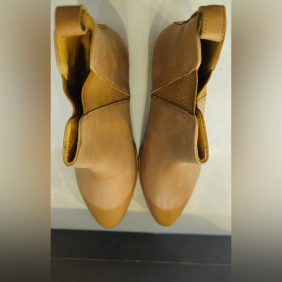 Nisolo Almond Eva Everyday Chelsea Leather Boots - Picture 6 of 16